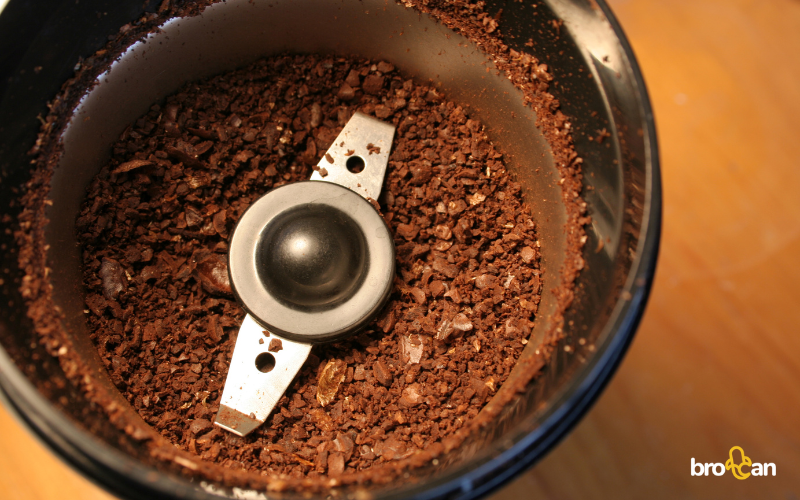 kávovar s mletím kávy